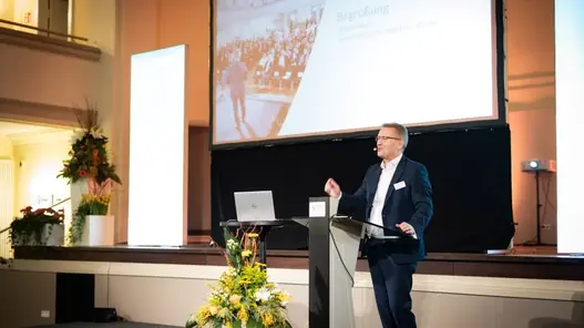 Westfalen Weser Forum Begrüßung Beim Westfalen Weser Forum begrüßt der GF Jürgen Noch das Publikum.