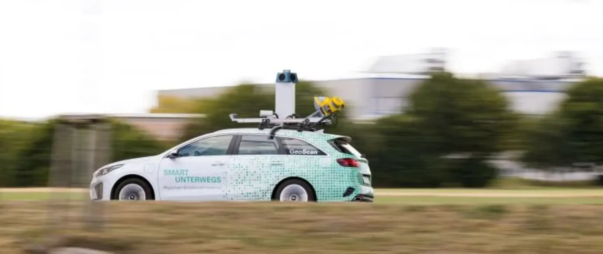 GeoScan Auto fährt und erfasst die Straßen