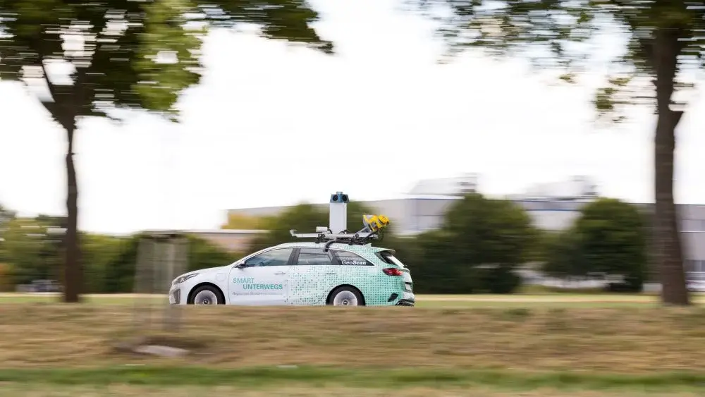 GeoScan Auto fährt und erfasst die Straßen