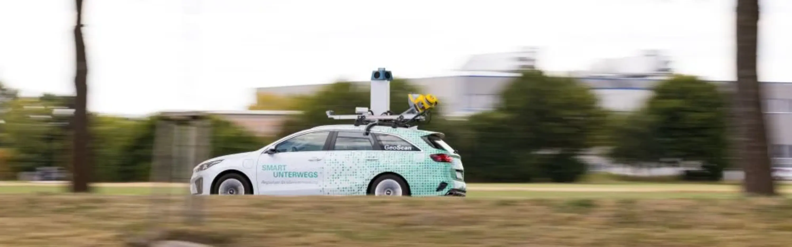 GeoScan Auto fährt und erfasst die Straßen