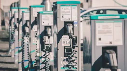 Mehrere Ladestationen stehen bereit, ausgestattet mit Kabeln und Displays – sie ermöglichen das Laden von Elektrofahrzeugen für den Fuhrpark von Unternehmen