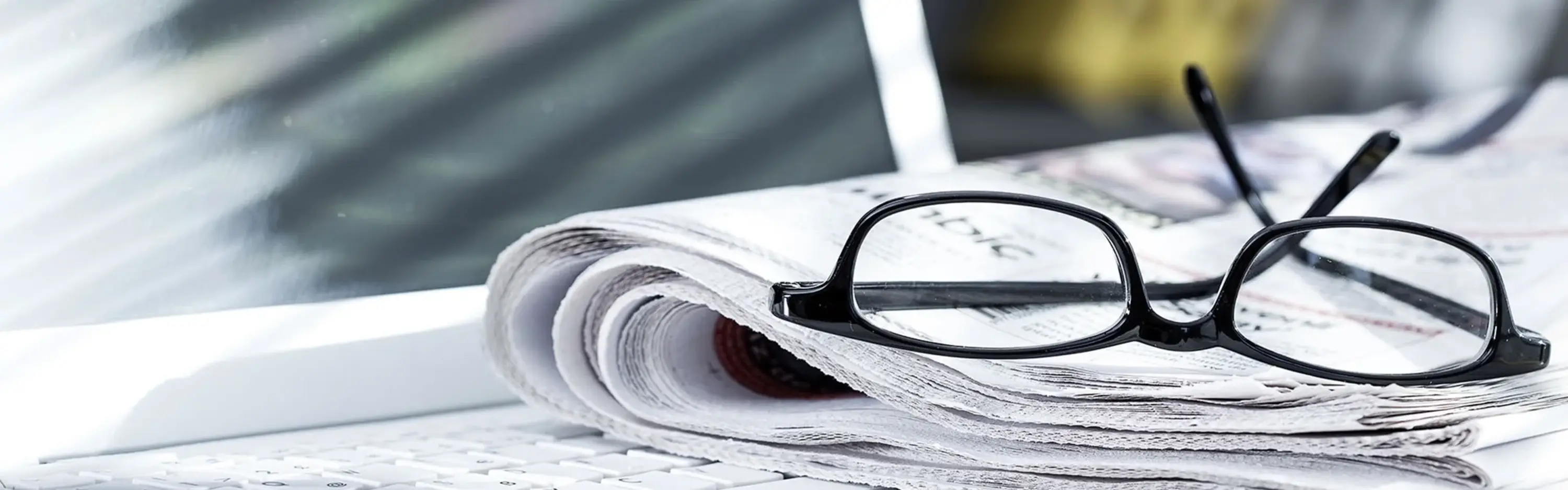 Eine Zeitung mit einer Brille drauf.