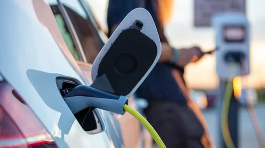 Ladestecker steckt in einem E-Auto