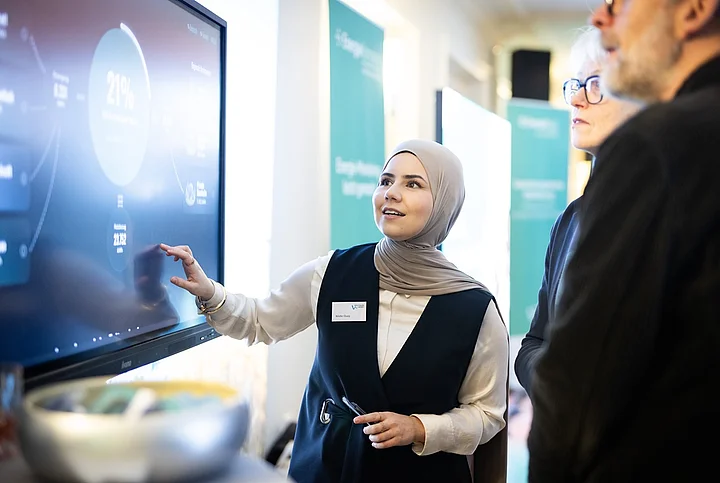 Messegespräch vor einem Monitor